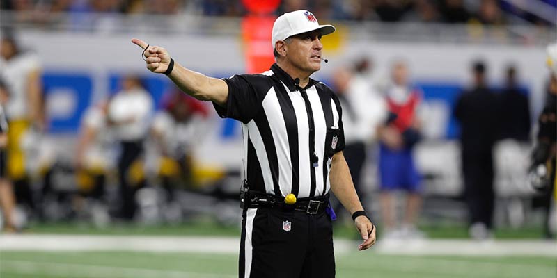 Trọng tài bóng bầu dục Mỹ nổi bật trong bộ đồng phục sọc đen trắng